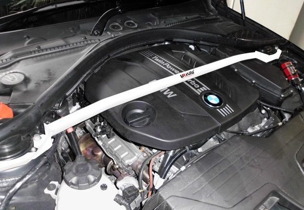 Ultra Racing Støttebroer UR-TW2-2070 Ultra Racing UR-TW2-2070 Støttebroer BMW 3 Touring (F31) 328 i xDrive 245 HK 2015